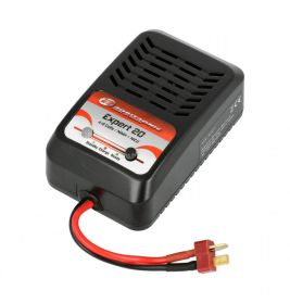 Schwarzes und rotes Ladegerät mit Netzkabeln, Aufschrift Expert LD auf dem oberen Bedienfeld.