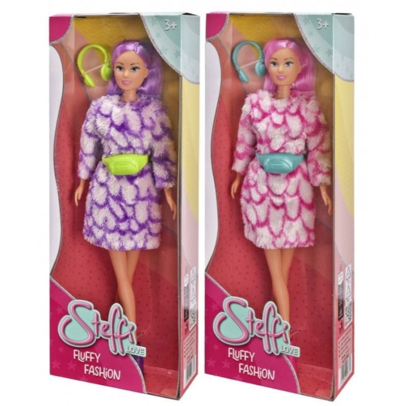 Zwei Steffi Love Puppen in Verpackung mit flauschigen Mänteln und Bauchtaschen, eine in Lila, eine in Rosa.