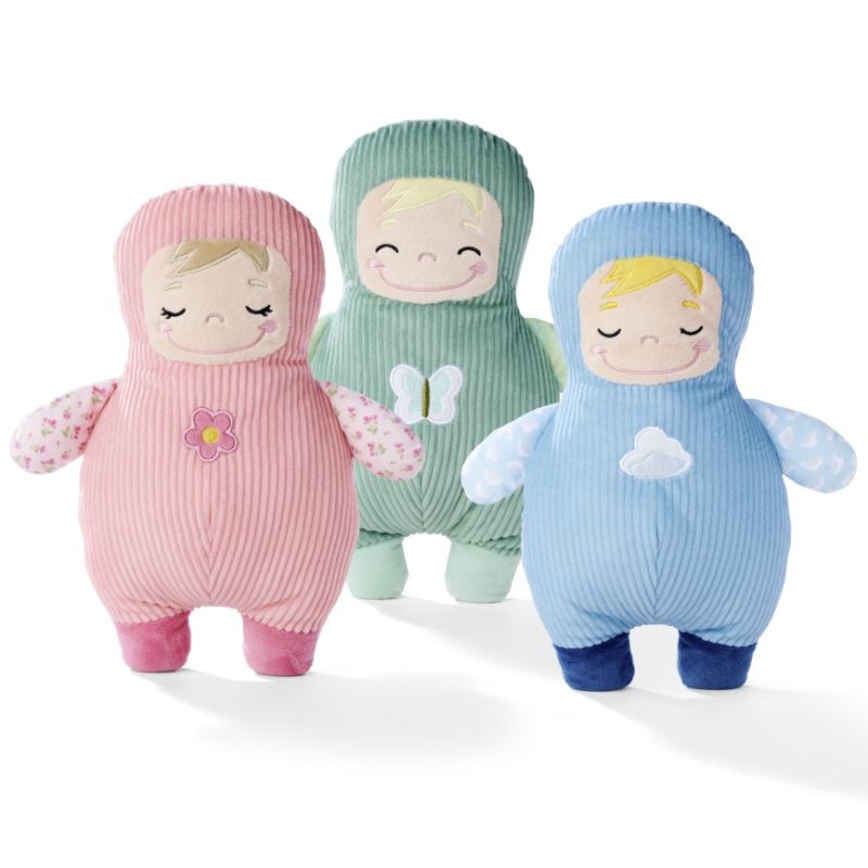 Drei weiche Stoffpuppen in Rosa, Grün und Blau mit aufgestickten, lächelnden Gesichtern.