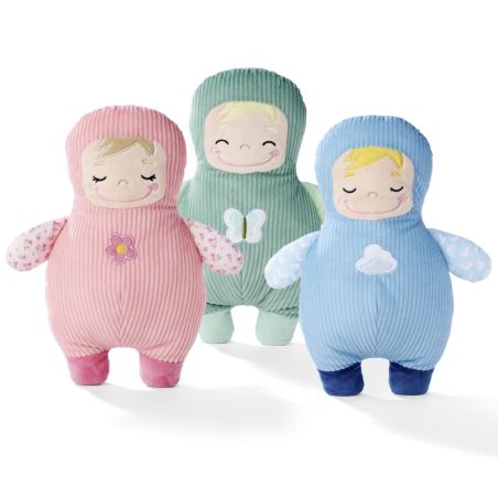 Drei weiche Stoffpuppen in Rosa, Grün und Blau mit aufgestickten, lächelnden Gesichtern.