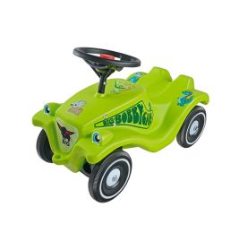 Grünes Rutschauto mit schwarzem Lenkrad und Tierstickern an den Seiten, aus schrägem Blickwinkel gesehen.