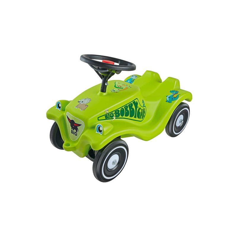 Grünes Rutschauto mit schwarzem Lenkrad und Tierstickern an den Seiten, aus schrägem Blickwinkel gesehen.