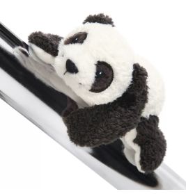 Das 12cm große NICI MagNici Panda Yaa Boo Plüschtier haftet mit Magneten als süße Deko an Metallflächen.