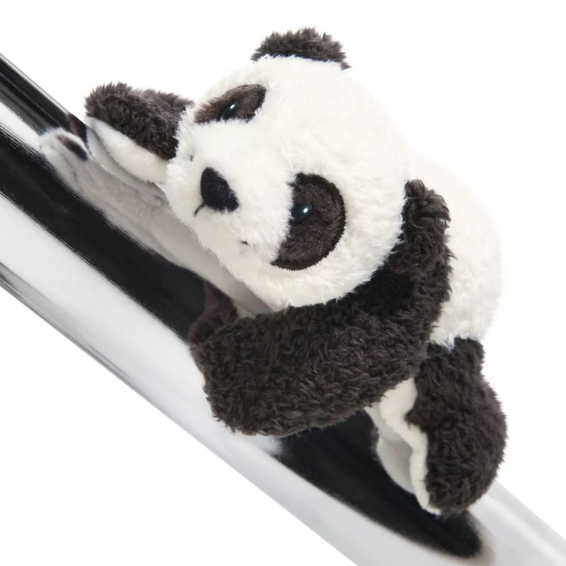 Das 12cm große NICI MagNici Panda Yaa Boo Plüschtier haftet mit Magneten als süße Deko an Metallflächen.