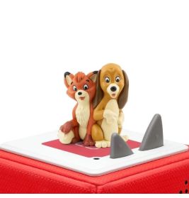 Eine Fuchs- und eine Hundefigur sitzen auf einem rot-weißen Audioplayer mit grauen Tasten.