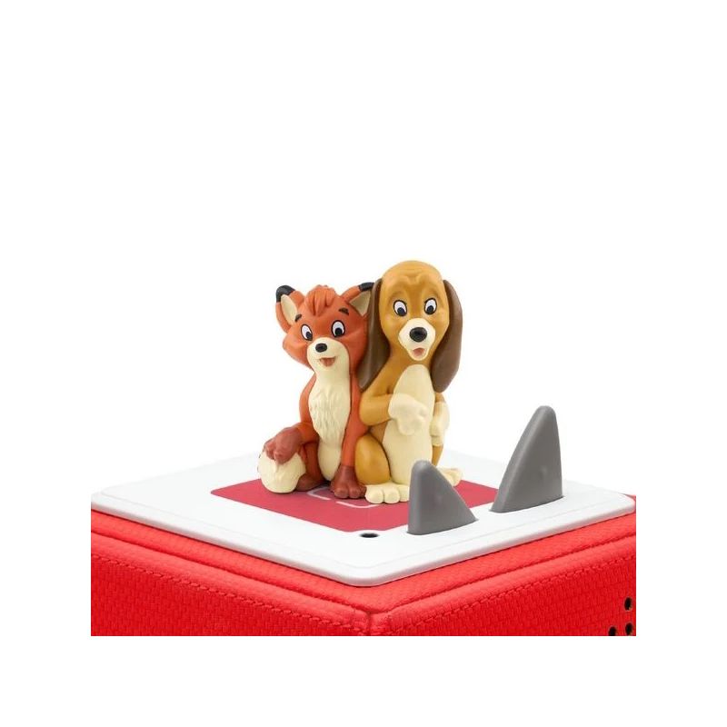 Eine Fuchs- und eine Hundefigur sitzen auf einem rot-weißen Audioplayer mit grauen Tasten.