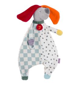 Stoffhund mit ungleichen Ohren, kariertem und gepunktetem Körper sowie bunt gemusterten Armen und Füßen.