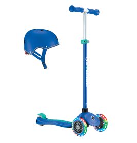 Blauer Kinderroller mit drei leuchtenden Rädern und passendem Helm daneben.