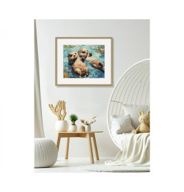 Gerahmtes Bild von drei schwimmenden Ottern an weißer Wand in modernem, gemütlichem Raum mit neutraler Einrichtung.