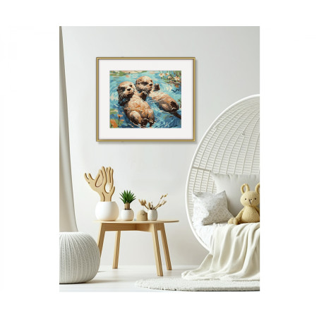Gerahmtes Bild von drei schwimmenden Ottern an weißer Wand in modernem, gemütlichem Raum mit neutraler Einrichtung.