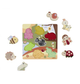 Holzpuzzle mit strukturierten Tierteilen: Biene, Schnecke, Frosch, Hase, Igel, Marienkäfer, Schmetterling.
