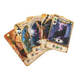 Fünf Fantasy-Spielkarten mit Figuren und einer schwarzen Katze sind aufgefächert dargestellt.