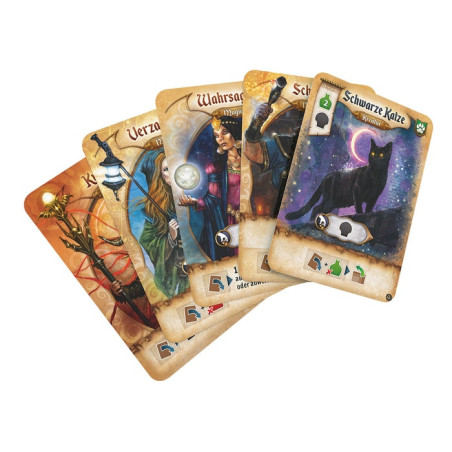 Fünf Fantasy-Spielkarten mit Figuren und einer schwarzen Katze sind aufgefächert dargestellt.