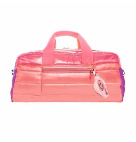 Aufgeplusterte pink-lila Sporttasche mit Frontreißverschluss und einem Schlüsselanhänger mit Smiley.