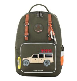 Olivgrüner Kinderrucksack mit Spielzeug-Jeep-Motiv, braunen Trägern und gelbem Karabiner an der Seite.