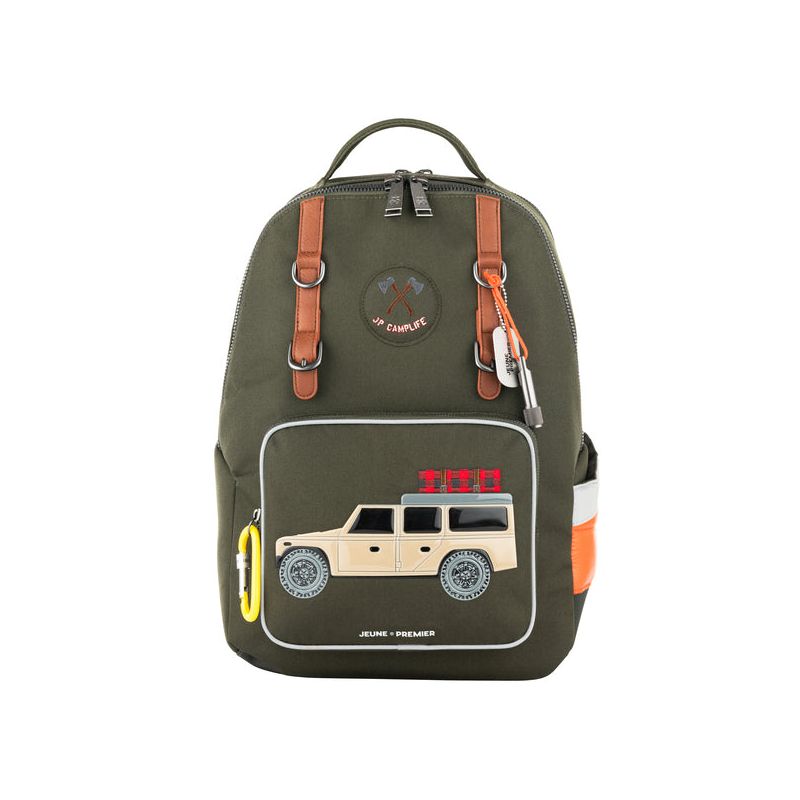 Olivgrüner Kinderrucksack mit Spielzeug-Jeep-Motiv, braunen Trägern und gelbem Karabiner an der Seite. Olivgrüner Kinderrucksack mit Spielzeug-Jeep-Motiv, braunen Trägern und gelbem Karabiner an der Seite.