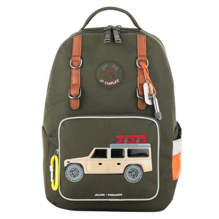 Olivgrüner Kinderrucksack mit Spielzeug-Jeep-Motiv, braunen Trägern und gelbem Karabiner an der Seite. Olivgrüner Kinderrucksack mit Spielzeug-Jeep-Motiv, braunen Trägern und gelbem Karabiner an der Seite.