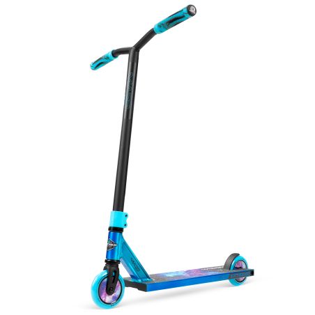 Blau-schwarzer Stunt-Scooter mit türkisen Griffen, zwei Rädern und buntem Deck vor weißem Hintergrund.