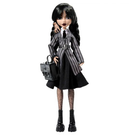 Puppe mit schwarzen Zöpfen, gestreiftem Blazer, schwarzem Rock, Krawatte und schwarzer Tasche.