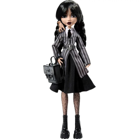 Puppe mit schwarzen Zöpfen, gestreiftem Blazer, schwarzem Rock, Krawatte und schwarzer Tasche.