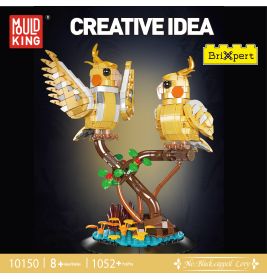 Zwei gelb-weiße LEGO-Kakadus sitzen auf einem braunen Ast mit grünen Blättern und gelben Blüten.