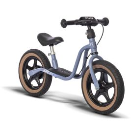Blaues Kinderlaufrad mit schwarzen Griffen, Sitzen und Rädern, die beige Felgen besitzen.