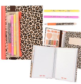 Notizbücher, Stifte, Marker und Sticker mit Leopardenmuster liegen auf weißem Hintergrund.