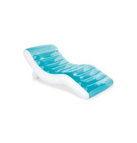 Blau-weißer, aufblasbarer Pool-Liegestuhl mit geschwungener, geneigter Form vor weißem Hintergrund.