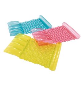 Drei aufeinanderliegende Pool-Floats in Blau, Pink und Gelb auf weißem Hintergrund.