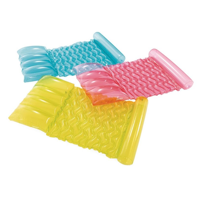 Drei aufeinanderliegende Pool-Floats in Blau, Pink und Gelb auf weißem Hintergrund.