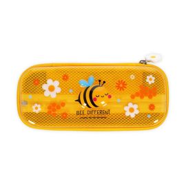 Gelbes Etui mit Biene, Blumen und dem Schriftzug Bee Different auf der Vorderseite.