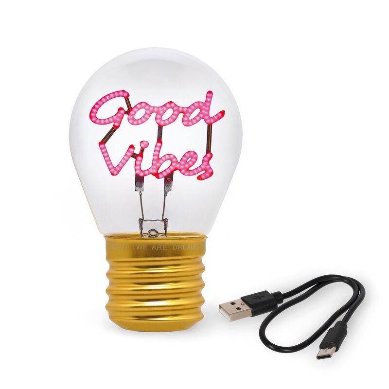Glühbirne mit leuchtendem Good Vibes-Schriftzug neben einem USB-Kabel.