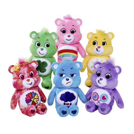 Sechs bunte Care Bears Plüschtiere sitzen nebeneinander auf weißem Hintergrund und schauen nach vorne.