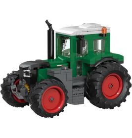 LEGO-Traktor in Grün mit großen schwarzen Reifen und roten Felgen vor weißem Hintergrund.