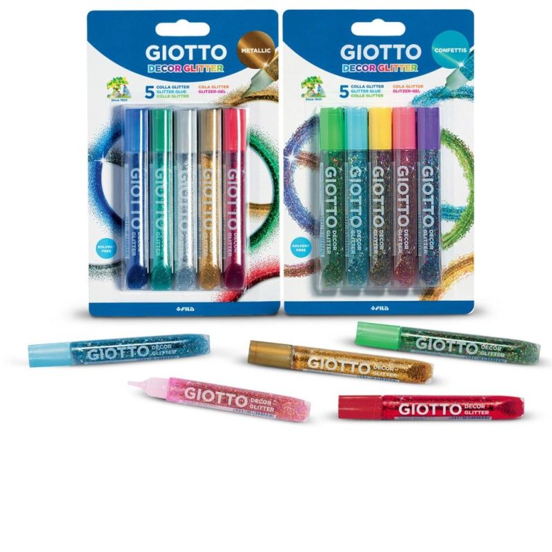 Zwei Packungen Giotto Decor Glitter Glue und sieben Glitter Glue Stifte sind davor ausgebreitet.