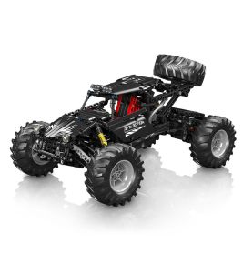 Schwarzer und roter Spielzeug-Buggy mit großen Gummireifen, aus zusammensteckbaren Kunststoffbausteinen gebaut.