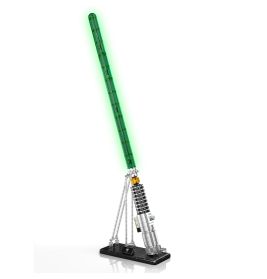 LEGO-Modell eines grünen Lichtschwerts auf schwarzem Ständer vor weißem Hintergrund.