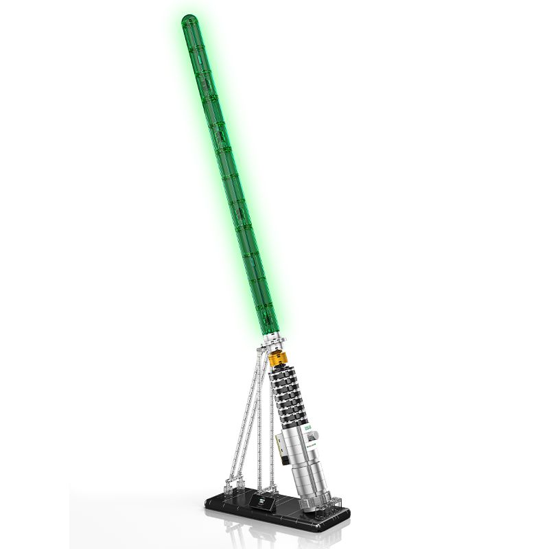 LEGO-Modell eines grünen Lichtschwerts auf schwarzem Ständer vor weißem Hintergrund.