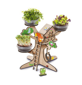 Baumhaus-Pflanzenständer aus Holz mit drei Topfpflanzen und Tierdeko vor weißem Hintergrund.