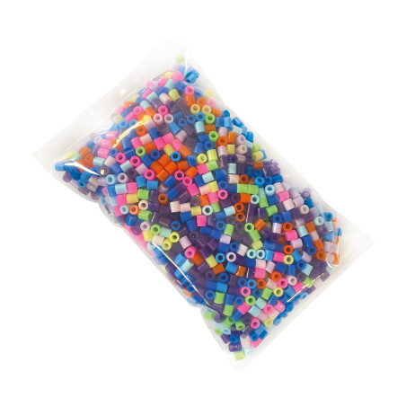 Klarer Plastikbeutel mit bunten, zylinderförmigen Perlen vor weißem Hintergrund.