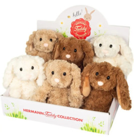 Sechs Plüschhasen in Weiß, Beige und Braun in einer Box mit der Aufschrift Hermann Teddy Collection.