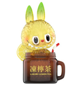 Gelber Hase mit Zitronenohren sitzt in brauner LABUBU LEMON TEA-Tasse mit Zitronenscheibe.