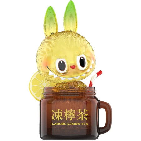 Gelber Hase mit Zitronenohren sitzt in brauner LABUBU LEMON TEA-Tasse mit Zitronenscheibe.