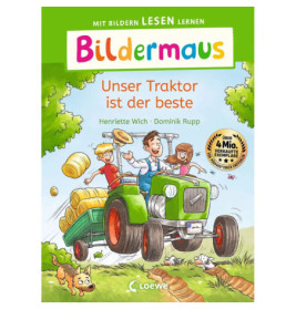Zwei Kinder und ein Hund fahren auf einem grünen Traktor mit Heu auf dem Cover von "Unser Traktor ist der beste".