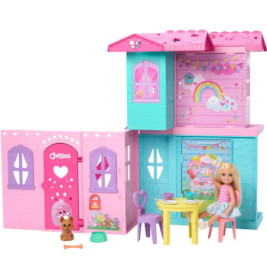 Buntes Puppenhaus mit blonder Puppe, Hund, Tisch, Stühlen und Dekorationen wie Regenbögen.