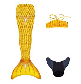 Meerjungfrauenschwanz mit gelbem Schuppenmuster, passendem Bikini-Oberteil und schwarzer Monoflosse zum Schwimmen.