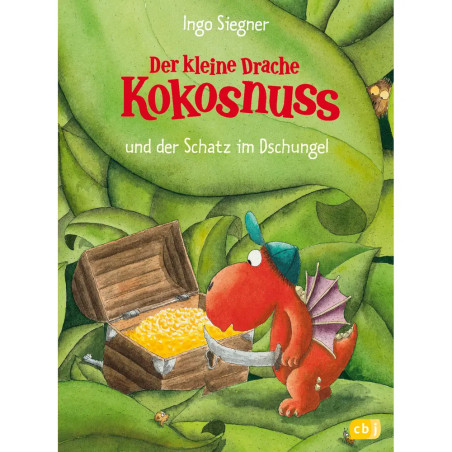 Ein kleiner roter Drache mit grünem Rucksack betrachtet im Dschungel eine offene Schatztruhe voller Gold.