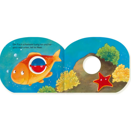 Ein gezeichneter Fisch schwimmt bei Wasserpflanzen und einem roten Seestern in einer bunten Unterwasserszene.