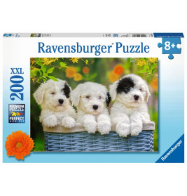 Ravensburger Puzzle, 200 Teile: Drei flauschige Welpen im Korb, Blumen im Hintergrund, geeignet ab 8 Jahren.