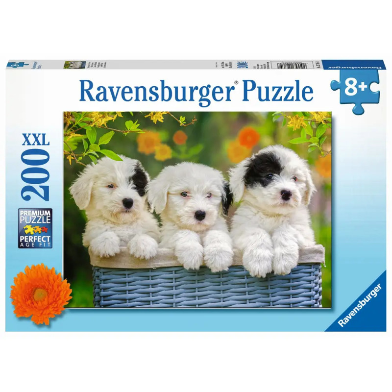 Ravensburger Puzzle, 200 Teile: Drei flauschige Welpen im Korb, Blumen im Hintergrund, geeignet ab 8 Jahren.
